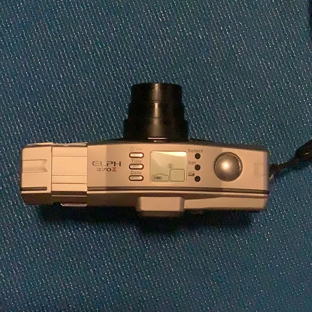 Canon ELPH 370Z Black and Silver Camera